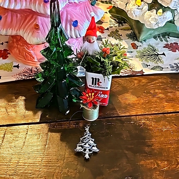 Gerry's Figural Christmas tree Brooch - Picture 2 of 12